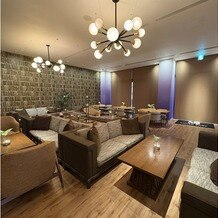 ノートルダム大阪ＯＮＥの写真｜ゲストが待つウェルカムスペースはとっても広く、ブラインドが開いてチャペルに移動できるのも最高です