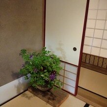 高台寺ひらまつの画像｜挙式会場にもなる建物の入り口の玄関です。生花が素敵です。