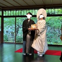 高台寺ひらまつの写真｜フラワーボックスセレモニーで完成した結婚証明書を持っています。