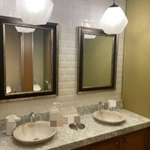 トリフォーリア ＮＡＧＯＹＡの画像｜お手洗いも綺麗です。鏡にメッセージを書いたりすることも可能とのことです。