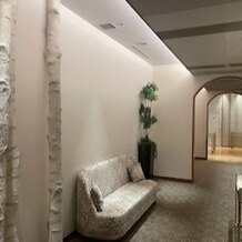 トリフォーリア ＮＡＧＯＹＡの画像｜チャペルのモチーフである白樺が通路にもあります。