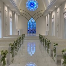 FLOWER OF LIFE CHURCHの画像｜チャペルの席と青いステンドグラス