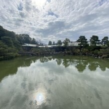 平安神宮会館の画像｜池側から見た挙式会場
ここもウェディングフォトのスポットになるそうです。