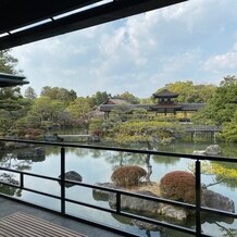 平安神宮会館の画像｜待合室のロビーから見える景色