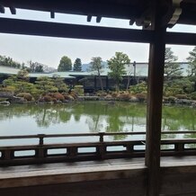 平安神宮会館の画像｜最初に親族と写真を撮るところ
待ち時間に鯉の餌やりなどで小さい子も楽しく過ごしてもらえる