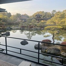 平安神宮会館の画像｜ゲストが待機するロビーから外へ出られます。