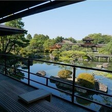 平安神宮会館の画像｜待合室からの景色も絶景です。
ウェルカムドリンクもあります。