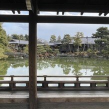 平安神宮会館の写真｜平安神宮の庭園からも式場がみえます。