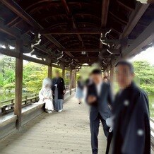 平安神宮会館の画像｜挙式前の神苑での撮影の様子です。家族親族も参加可能です。