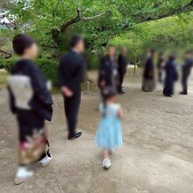 平安神宮会館の画像｜挙式前の神苑での撮影の様子です。家族親族も参加可能です。