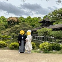 平安神宮会館の画像｜挙式前の神苑での撮影の様子です。家族親族も参加可能です。