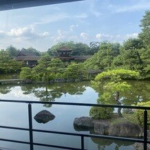 平安神宮会館の写真｜挙式前には神苑での撮影時間もあり、広いお庭に癒されそうです