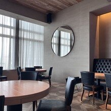 ＴＨＥ　ＧＡＴＥＨＯＵＳＥ（ゲートハウス）の写真｜セッティング前の披露宴会場です
高砂の場所は選べるのですが、丸い鏡が特徴的だったのでこの前にしまし