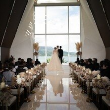 THE BAYSUITE SAKURAJIMA TERRACE（ザ・ベイスイート 桜島テラス）の画像｜新郎新婦のシルエットがバージンロードに写っているこの写真がお気に入りです。