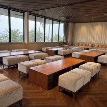 THE BAYSUITE SAKURAJIMA TERRACE（ザ・ベイスイート 桜島テラス）の画像｜親族待合室やその前の待合室もとっても広く真ん中でもカーテンで区切れるなど配慮がいっぱいでした！