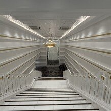 ララシャンス ＫＯＢＥの写真｜フラワーシャワーの階段