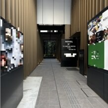 ＮＯＶＥＬ　ＳＨＩＮＳＡＩＢＡＳＨＩ（ノベル心斎橋）の写真｜入り口前、右の入り口から直通のエレベーターで上がれます。