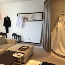 ＡＲＬＵＩＳ　ＳＵＩＴＥ　～海の教会～　（アールイズ・スイート）の写真｜控え室はふたりで、一緒に着替えます。