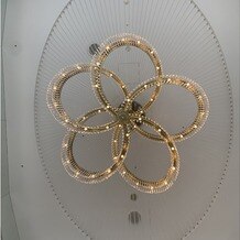 ヴォヤージュ　ドゥ　ルミエール北谷リゾートの写真｜お花をイメージをイメージしたチャペルの天井