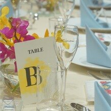 ヴォヤージュ ドゥ ルミエール北谷リゾートの画像|テーブル装花