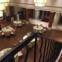 ガーデンテラス福岡　ホテル＆リゾートの画像｜披露宴会場への階段から（写真は会場下見時）。
他に同フロアのドアから等様々アプローチできて楽しい。