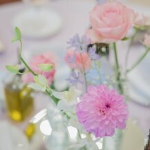 ガーデンテラス福岡　ホテル＆リゾートの写真｜テーブル装花は写真のタイプと子どもがいるテーブルはカゴタイプで倒れたりしないようにしました。