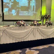 沖縄ハーバービューホテルの画像｜メインテーブルの装花盛り付け