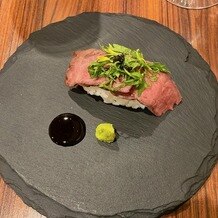 ＴＨＥ ＨＩＬＬＳ ＨＯＵＳＥ ＴＳＵＹＡＭＡ（ザ・ヒルズハウスツヤマ）の写真｜試食の肉寿司