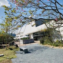 ＬＡＺＯＲ ＧＡＲＤＥＮ ＫＵＭＡＭＯＴＯ（ラソール ガーデン 熊本）の画像｜会場を隣の商業施設から見た構図