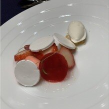ＬＡＺＯＲ ＧＡＲＤＥＮ ＫＵＭＡＭＯＴＯ（ラソール ガーデン 熊本）の画像｜終盤に出てきたデザートです。いちごのアイスと一緒に白いのもスッと溶けてとても美味しかったです。