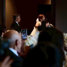 ラソールガーデン熊本の画像｜母にベールダウンをお願いしました。
父とバージンロードを歩きました