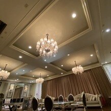 アートホテル小倉　ニュータガワの写真｜披露宴会場の横の部屋。シャンデリアが綺麗