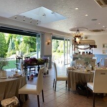 サンタ・アムール　エテルニテ　～森の中の小さなｗｅｄｄｉｎｇ～の画像｜披露宴会場とガーデンが隣接しているので換気も出来て安心です。