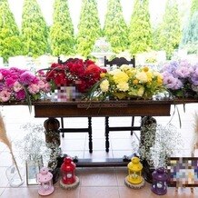 サンタ・アムール　エテルニテ　～森の中の小さなｗｅｄｄｉｎｇ～の画像｜テーマカラー4色を使用した高砂装花。
お花屋さんのセンスが抜群です◎