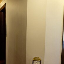 馬車道十番館の写真｜披露宴会場(4階)のエレベーター横の白い壁にエスコートカードを設置しました