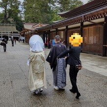 鹿島神宮の写真｜控室を出て正面の本殿へ歩いて向かいます。ヘアメイクさんが随時手直しして下さります。