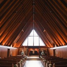 軽井沢教会の写真｜屋根が高くて開放感があります