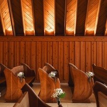 軽井沢教会の写真｜お花の色が会場の雰囲気に合ってました