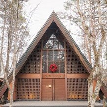 軽井沢教会の写真｜入口にリースの飾りがありクリスマス仕様になってます