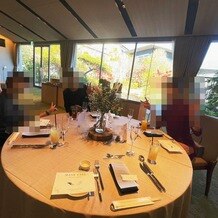 ザ グランダブリュー 水戸（THE GRAND W MITO）の画像｜披露宴会場円卓。披露宴開始前、テーブルセッティング。