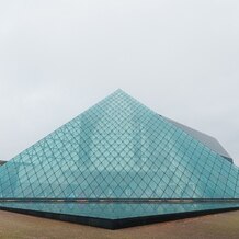 モエレ沼公園　ガラスのピラミッドの写真｜式会場のガラスのピラミッド。全面ガラス張りでどこから見ても素敵な景観です。