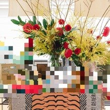 モエレ沼公園　ガラスのピラミッドの写真｜メイン装飾の装花です。前日にお花屋さんに仕込んでもらい、色合いやイメージも秋っぽい雰囲気にマッチ！