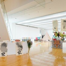 モエレ沼公園　ガラスのピラミッドの写真｜控室の全体はこんな感じ。広々、ゆとりのある空間です。