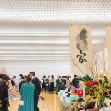 モエレ沼公園　ガラスのピラミッドの写真｜ゲストが集まり、各々会話を楽しみます。