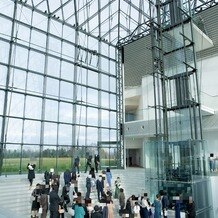 モエレ沼公園　ガラスのピラミッドの写真｜ゲストは階段や広場で自由に観覧。360度どこからでも見ることが出来ます。