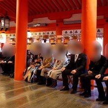 厳島神社の画像｜友人たちは後ろに座ります。