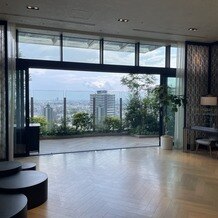 キンプトン新宿東京の画像｜挙式前にゲストが待機する場所。窓が大きく新宿の街を一望できる