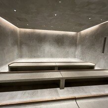 IWAI OMOTESANDOの写真｜新郎ゲストと新婦ゲストが向かい合って座るスタイルでした