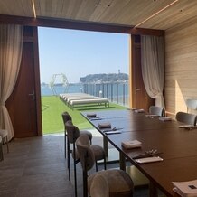 ＨＯＴＥＬ ＡＯ ＫＡＭＡＫＵＲＡ（ホテル 青 鎌倉）の画像｜今回は食事会のイメージでセッティングされていますが、本来は室内での挙式会場となります。