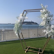 ＨＯＴＥＬ ＡＯ ＫＡＭＡＫＵＲＡ（ホテル 青 鎌倉）の画像｜ガーデン挙式会場
(お花はこのまま使用することも可能とのこと)